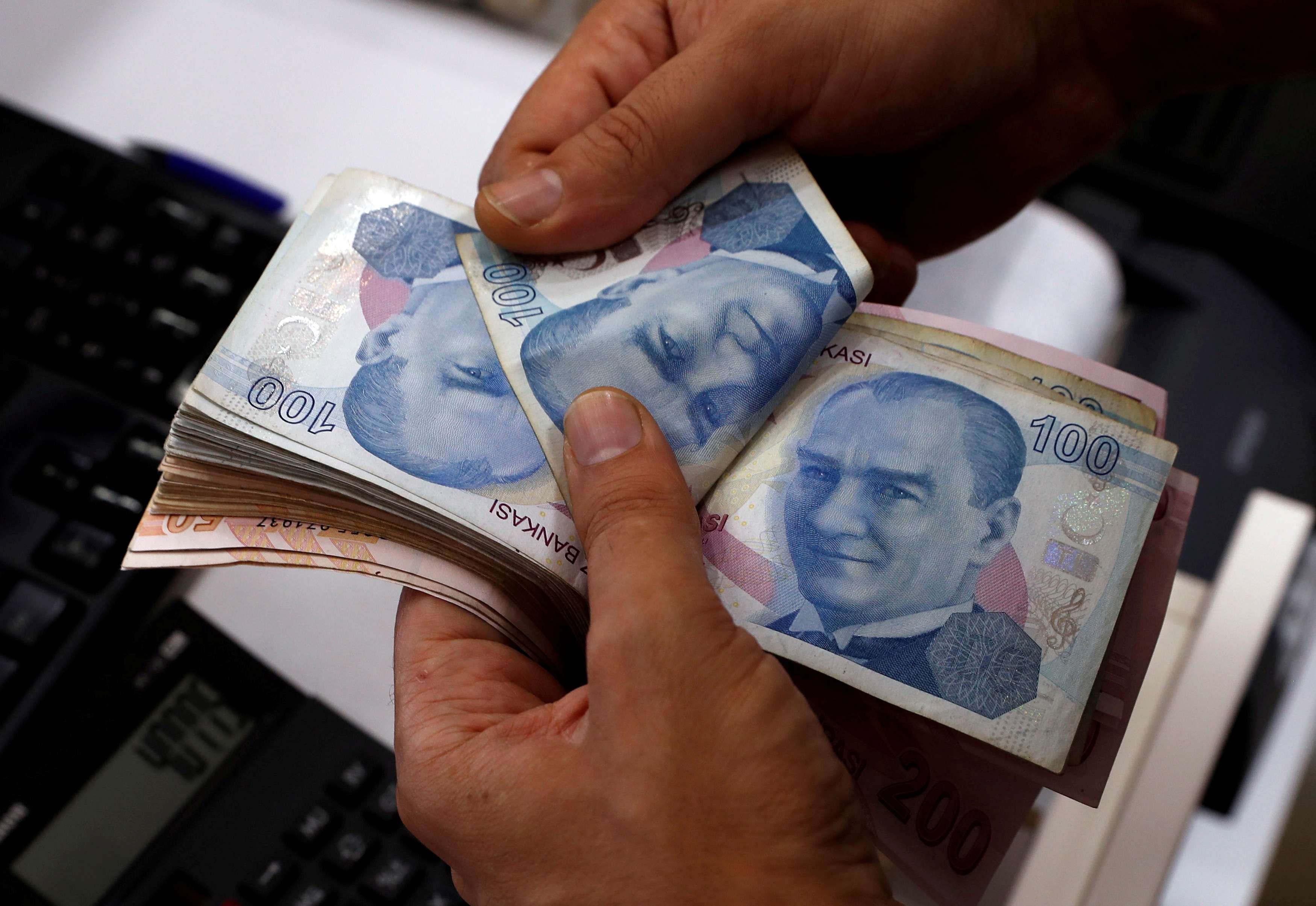 سياسات اردوغان دفعت الليرة التركية إلى هوة عميقة