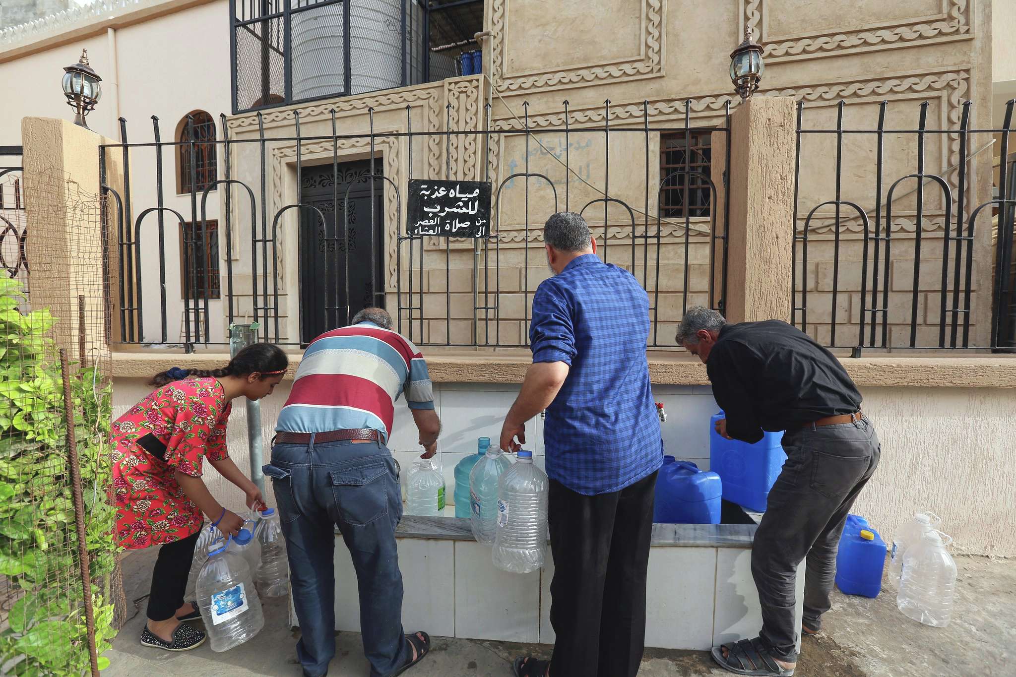 معاناة مضاعفة في ظل غياب أجهزة الدولة في العاصمة الليبية