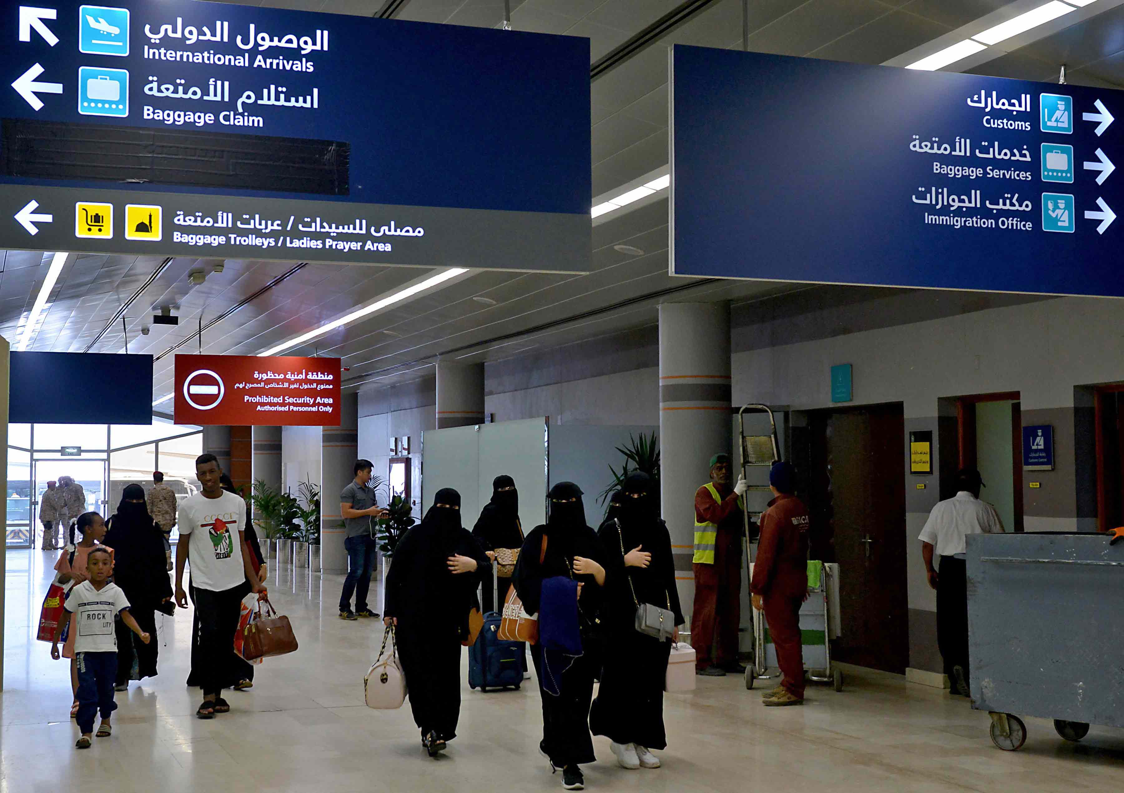 كل سعودية تجاوزت سن 21 عاما لا تحتاج للإذن للسفر بعد اليوم