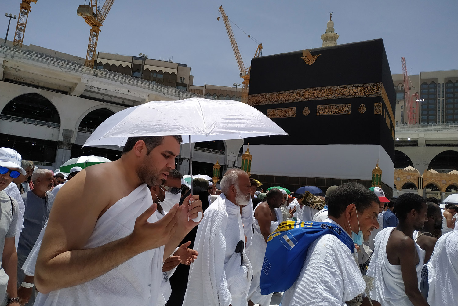 أدى الحجاج صلاة الجمعة في الحرم المكي