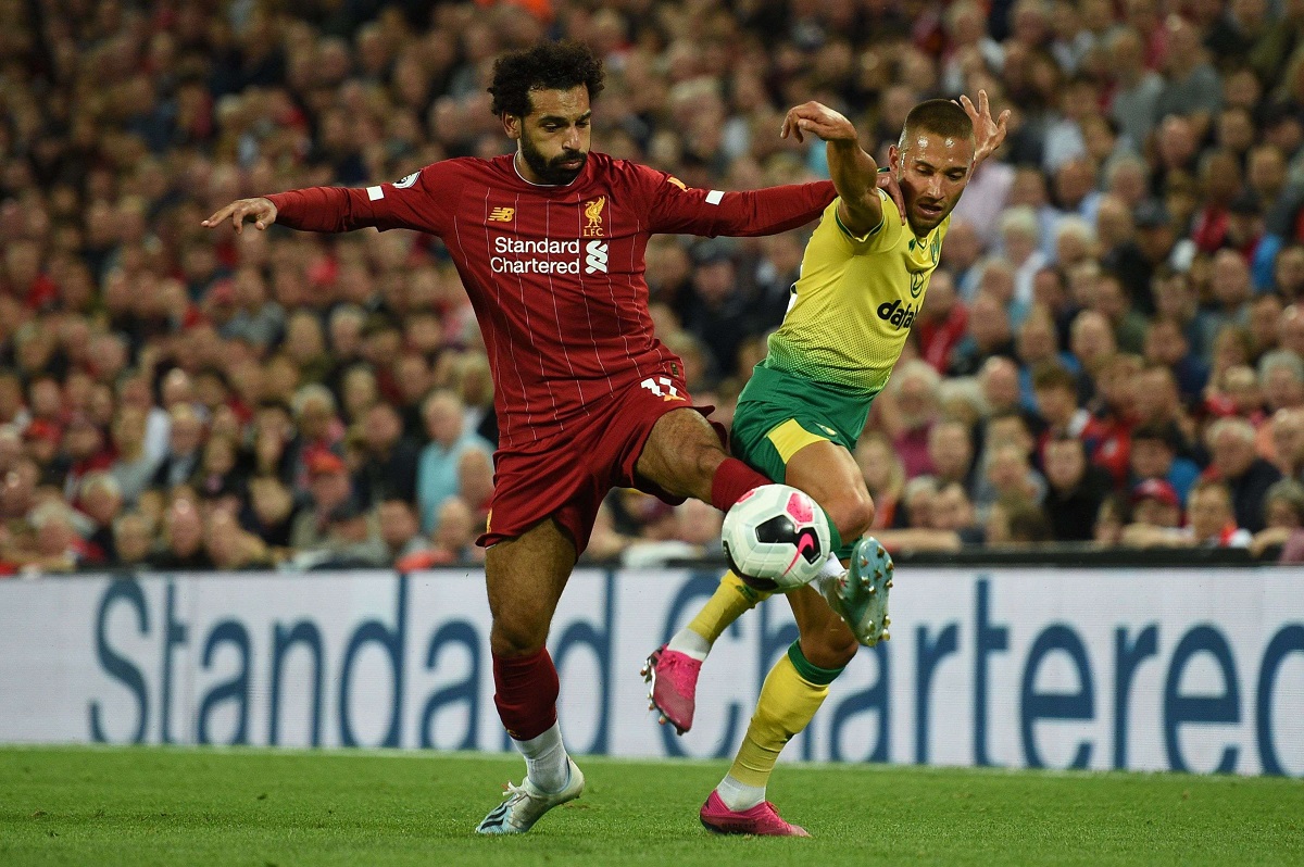 محمد صلاح يتنافس مع اللاعب الألماني موريتز ليتنر خلال مباراة ليفربول ونورويتش سيتي 