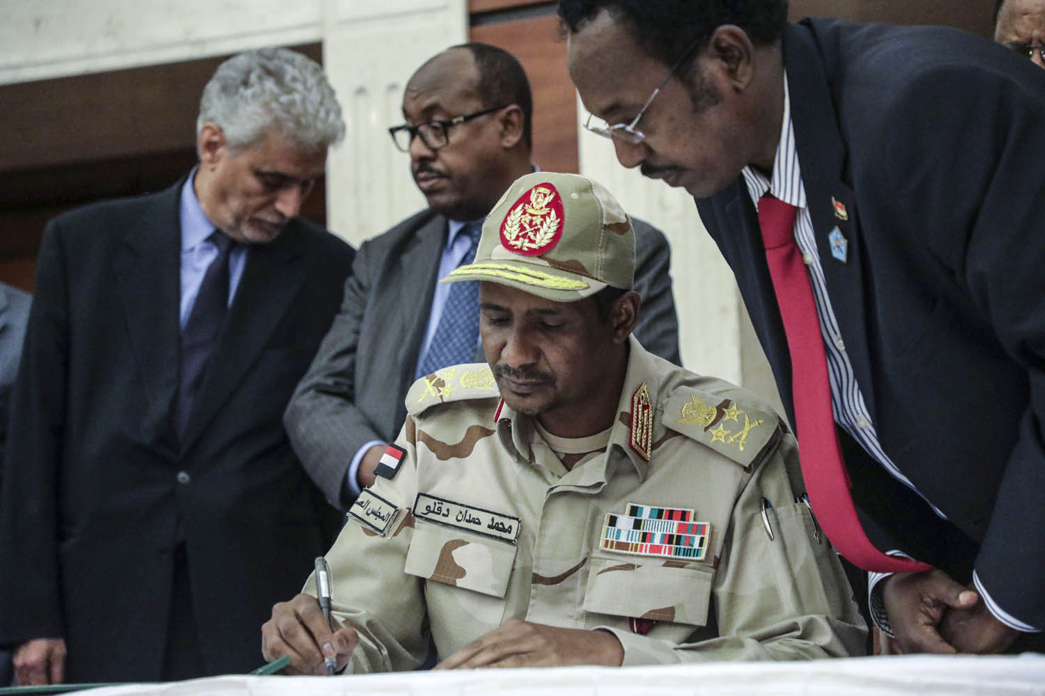 توقيع اتفاق تقاسم السلطة بين المدنيين والعسكر في السودان