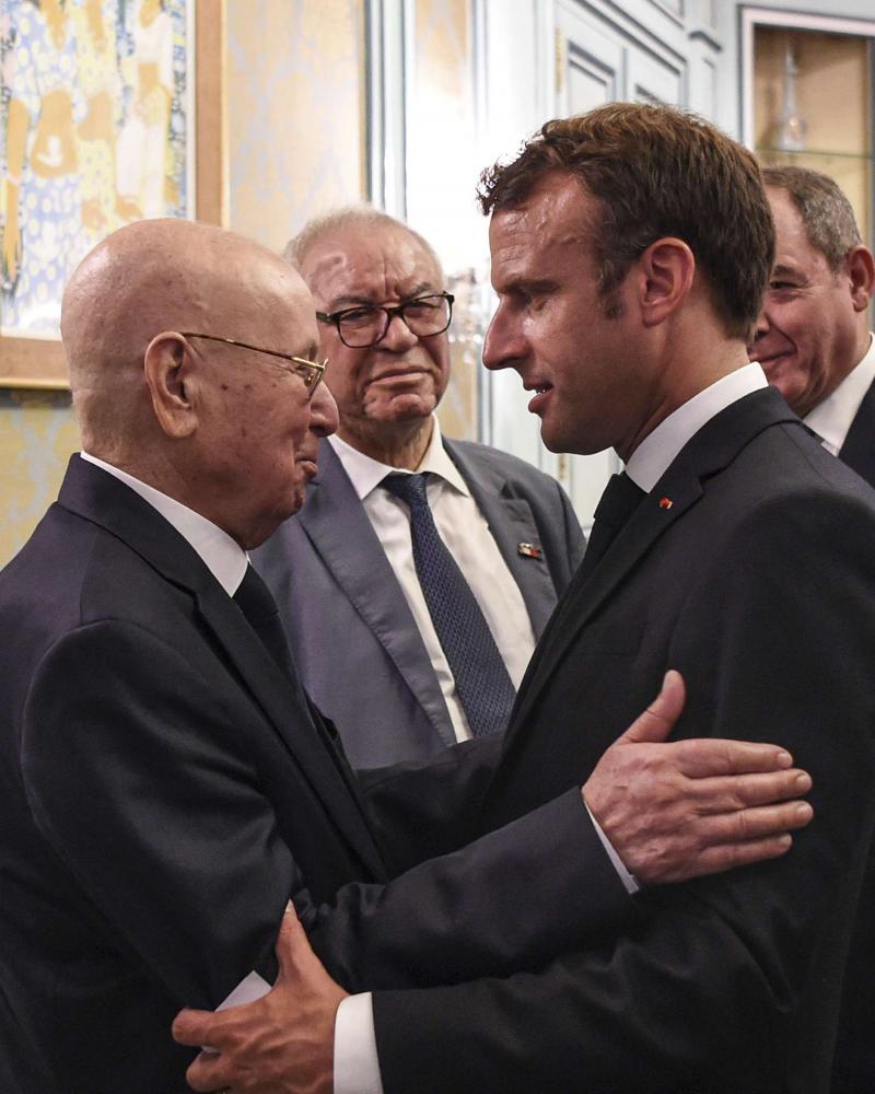 French President Emmanuel Macron (R) meets with Algeria’s interim President Abdelkader Bensalah in Tunis