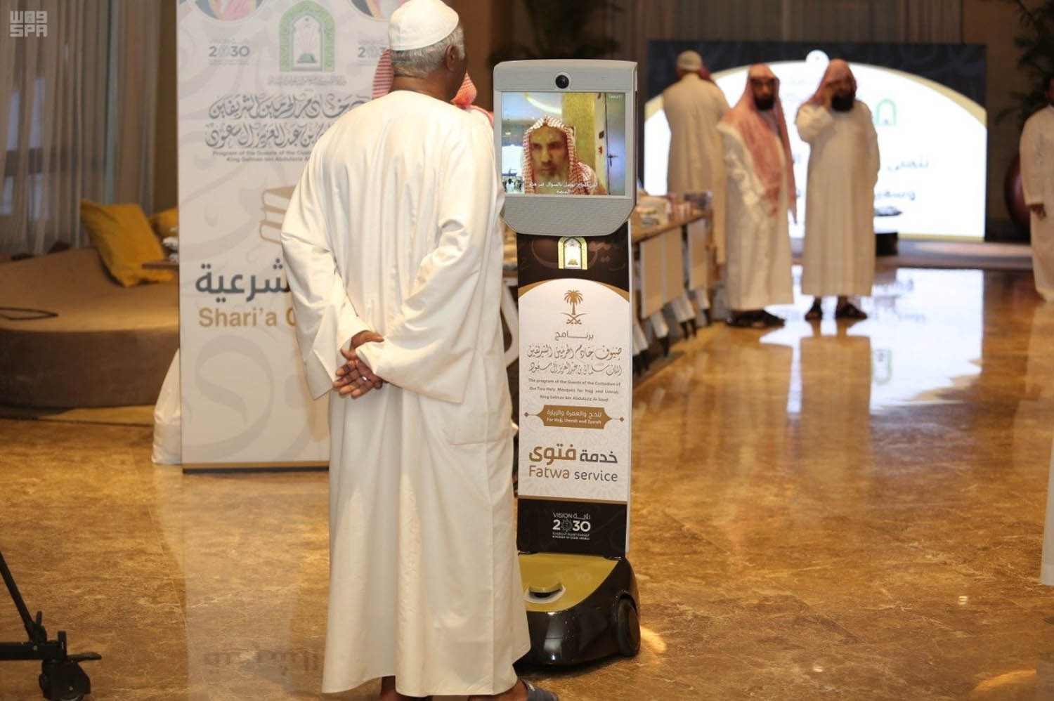 حاج يتحاور مع روبوت الفتوى