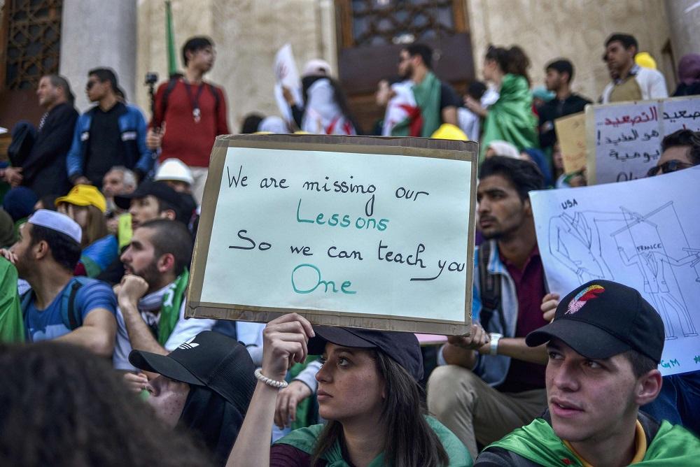 طلاب الجزائر