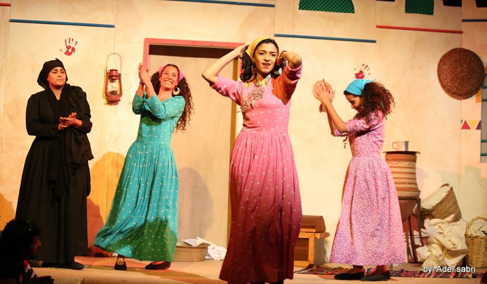 مسرحية "الطوق والاسورة" (الصورة من صفحة مهرجان القاهرة للمسرح المعاصر والتجريبي على فيسبوك)