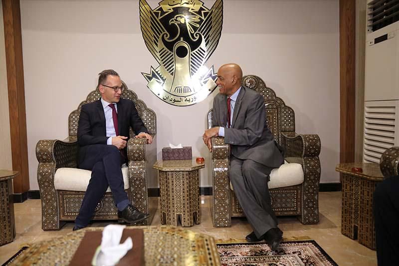 زيارة تنهي عزلة السودان الدولية