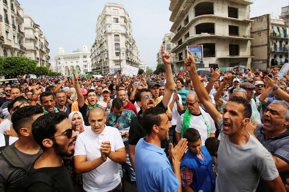 الحراك الشعبي لم يهدأ منذ أشهر رغم محاولات الدفع لحوار وطني ينهي الأزمة