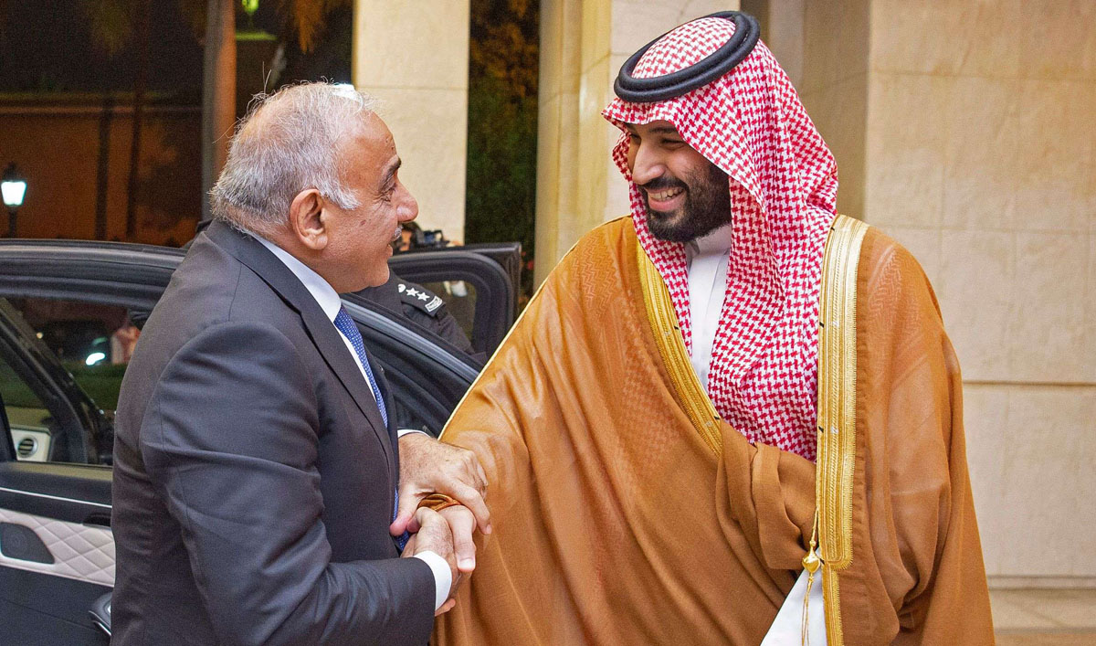 بغداد تحاول البقاء في المنتصف