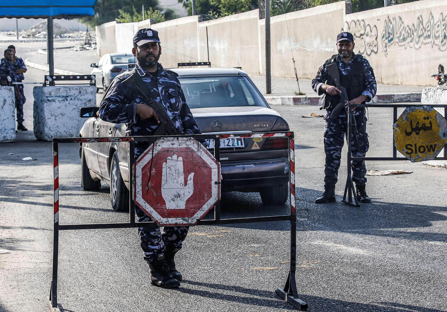 أفراد أمن من حماس يضعون حواجز في خان يونس في غزة