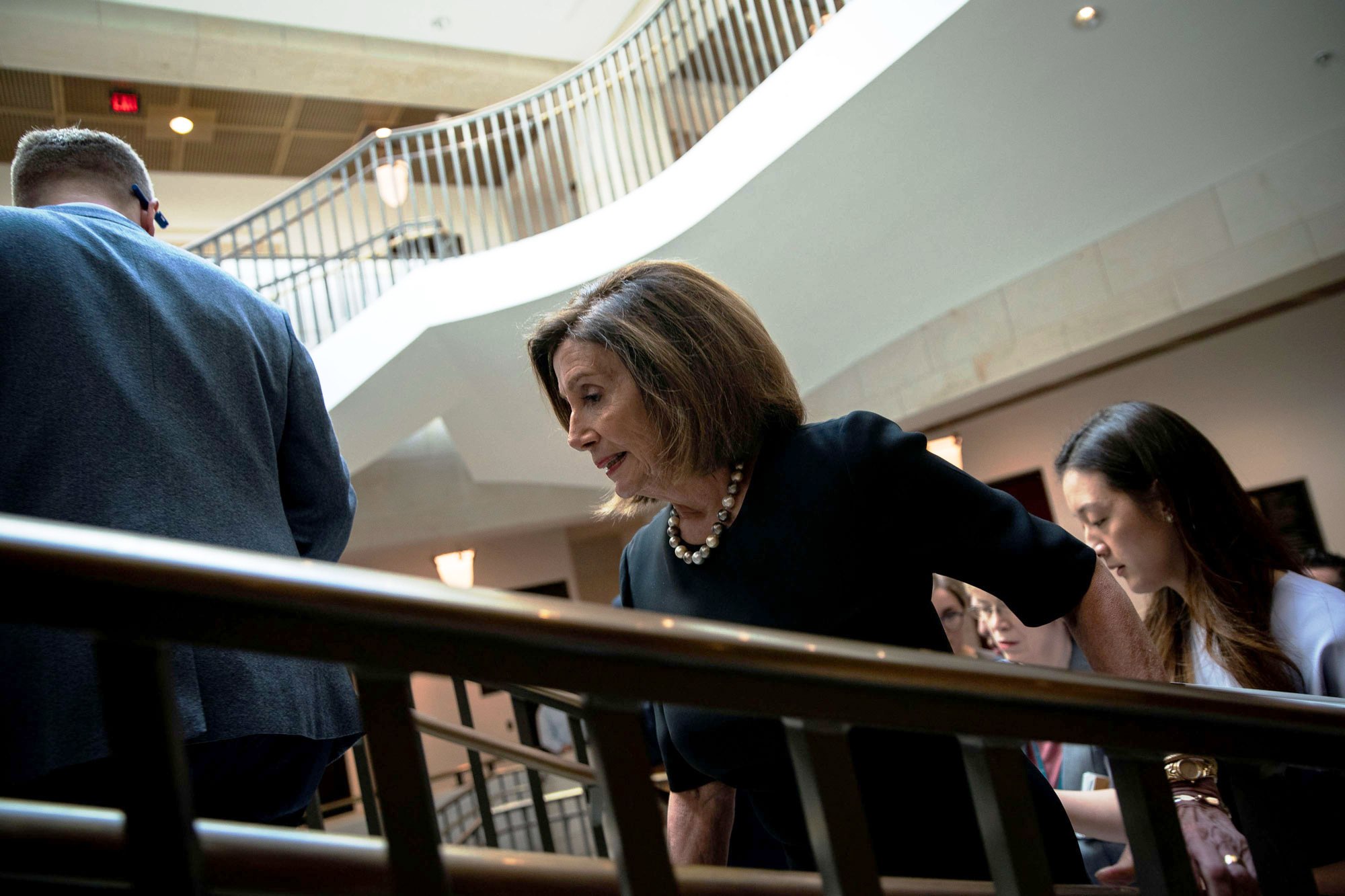 نانسي بيلوسي زعيمة الديمقراطيين ترددت كثيرا قبل القبول ببدء اجراء عزل ترامب