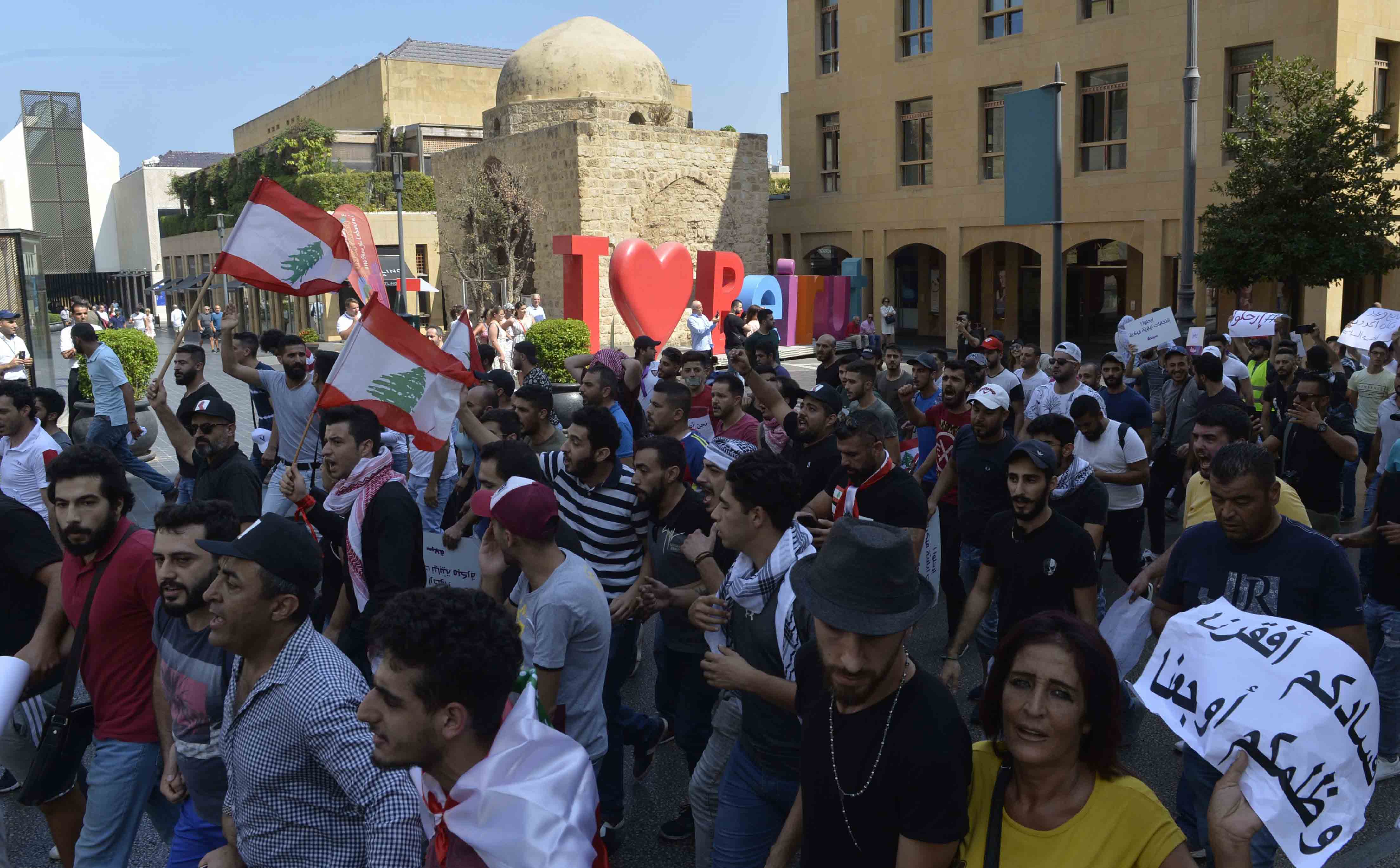 فساد المسؤولين ساهم في تردي الأوضاع الاقتصادية أكثر