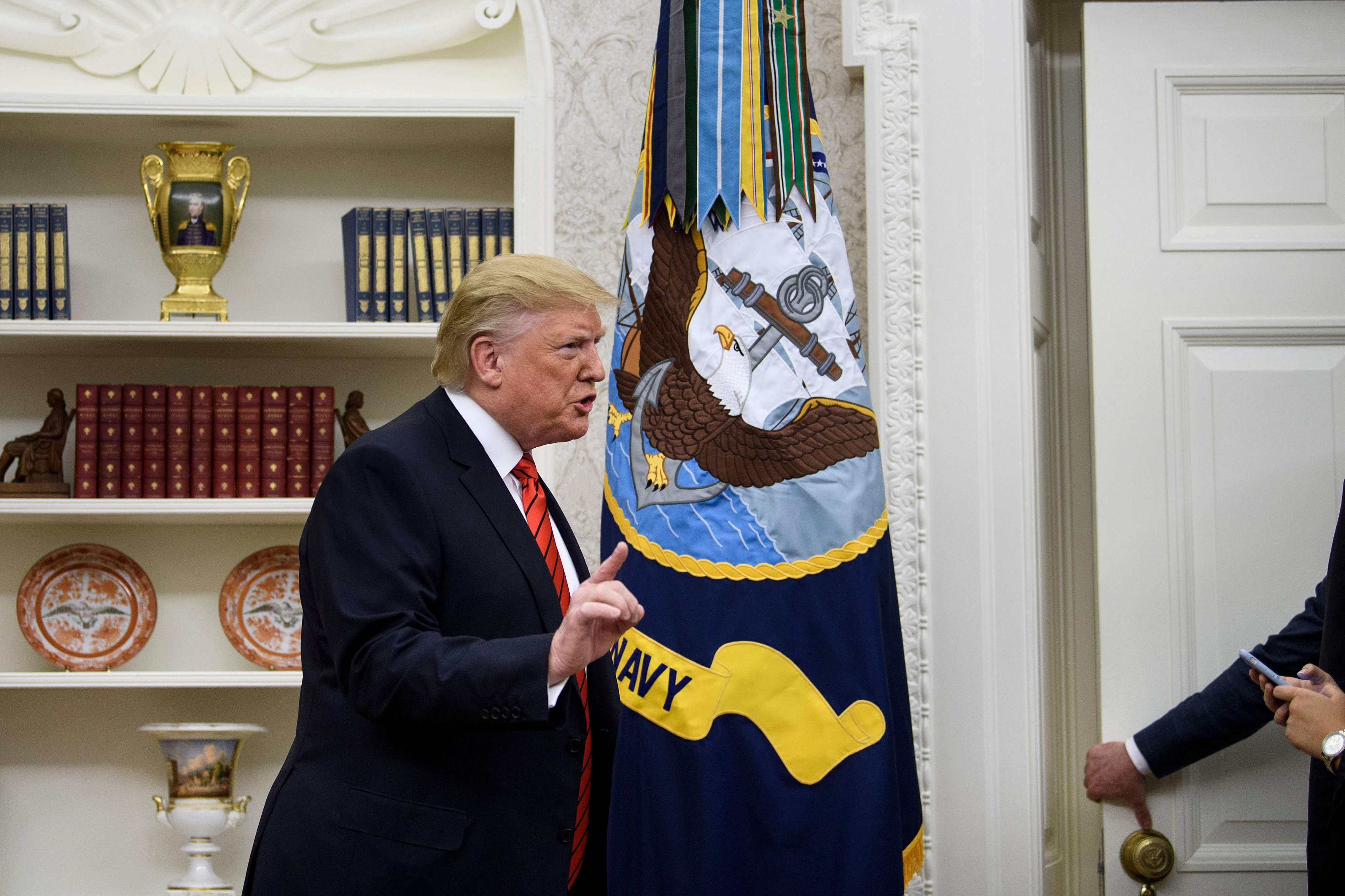 ترامب يتحدث للصحافة على خلفية قضية اتصاله بزيلينسكي