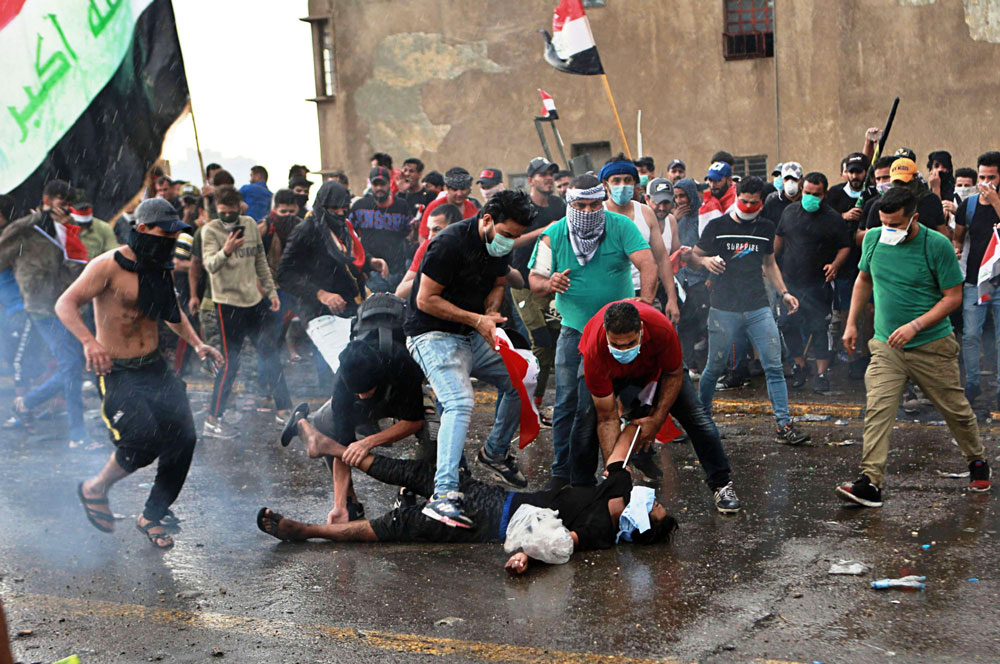 العراقيون يواصلون الاحتجاجات ولا يهابون رصاص القناصة 