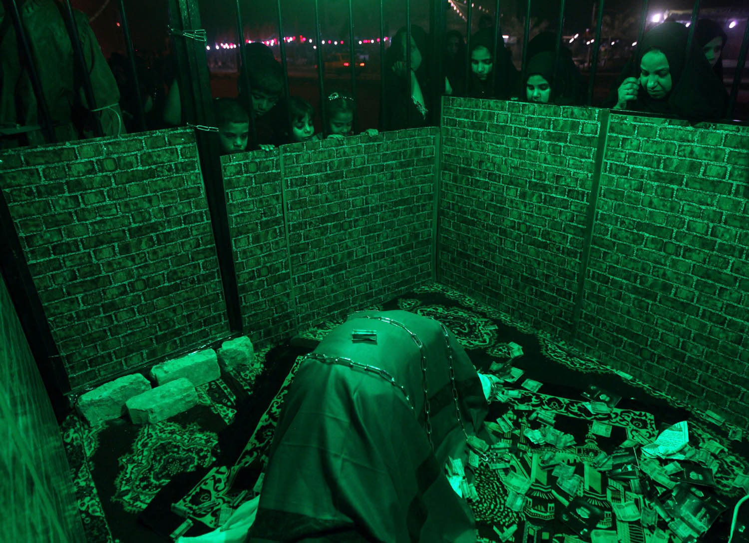 عراقيون يرمون بتبرعات على ضريح لولي من الأولياء الشيعة