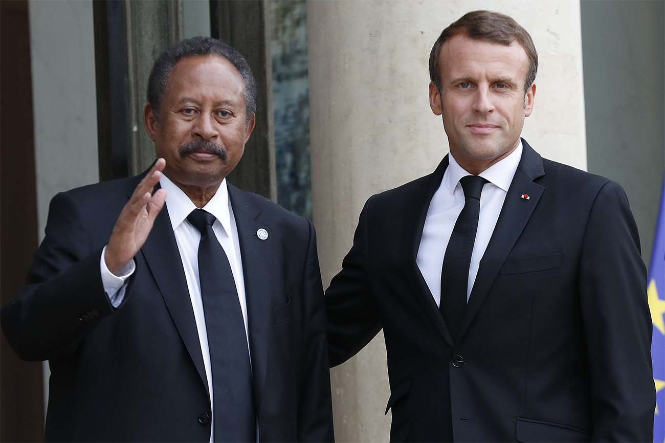 French President Emmanuel Macron welcomes Sudanese PM Abdalla Hamdok prior to a meeting at the Elysee palace in Paris