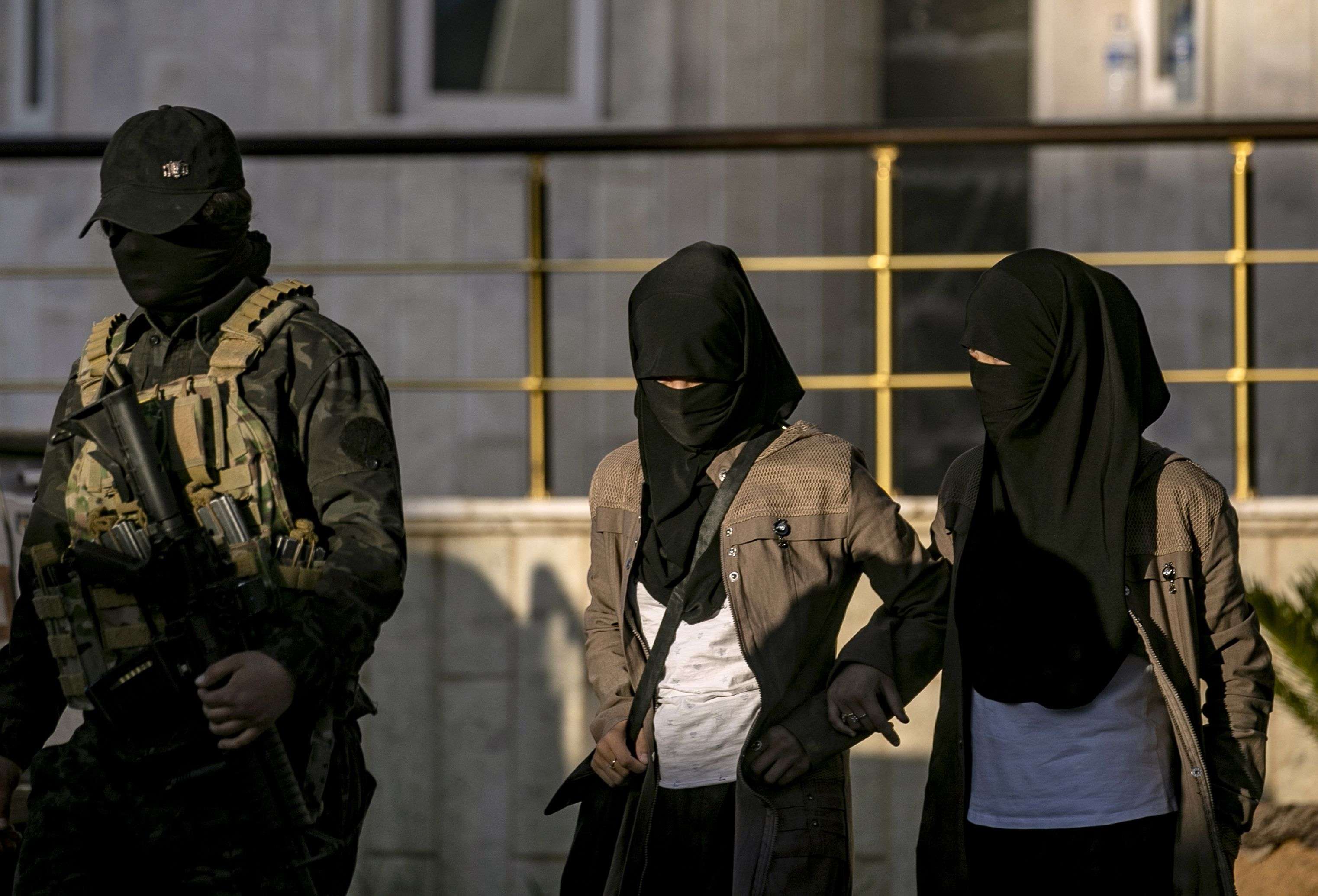 الأكراد يحتجزون آلاف الجهاديين بينهم المئات من الأجانب