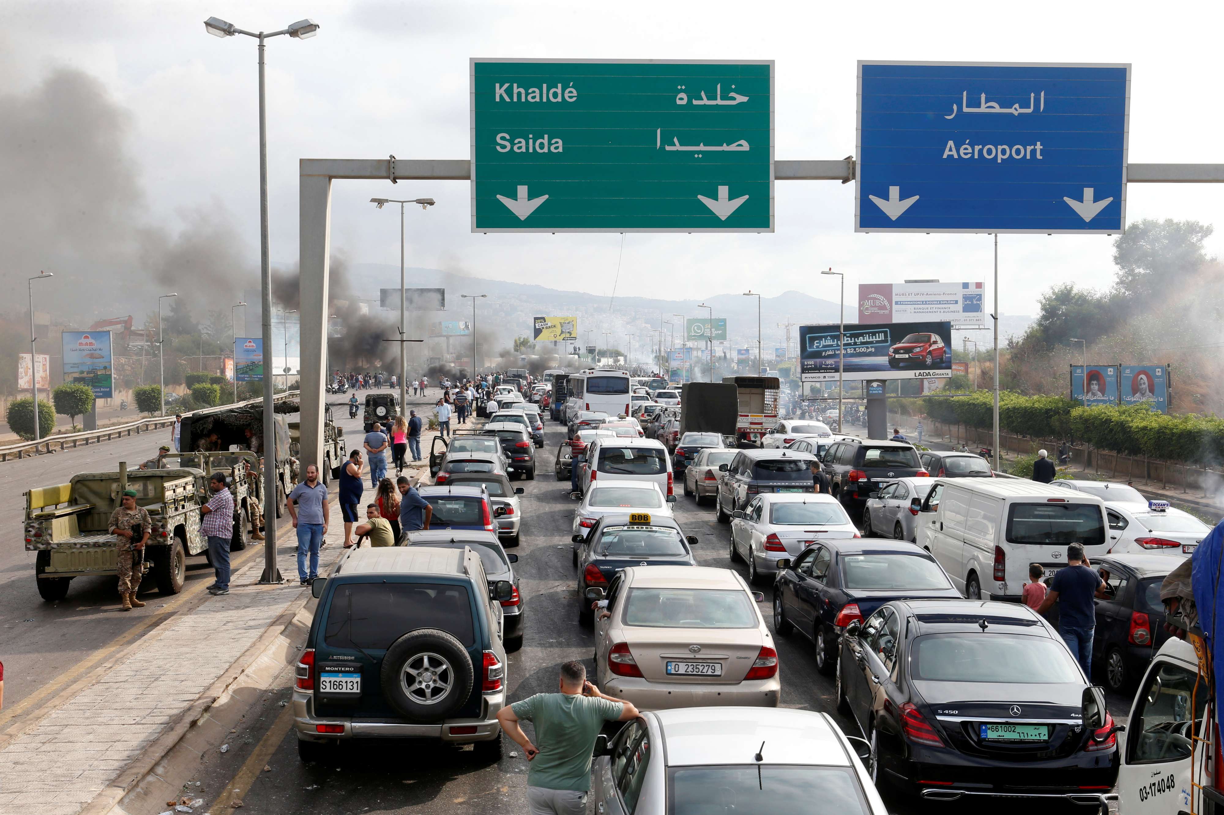 الاحتجاجات تصيب لبنان بالشلل