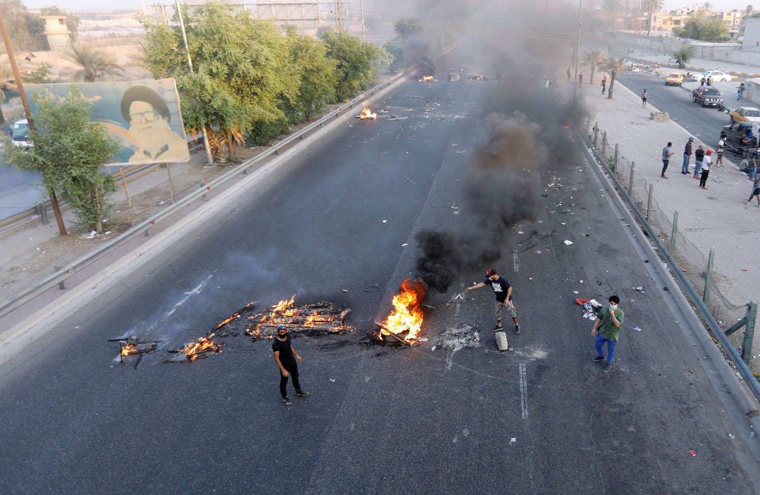 عراقيون يتظاهرون في مقتربات مدينة الصدر في بغداد