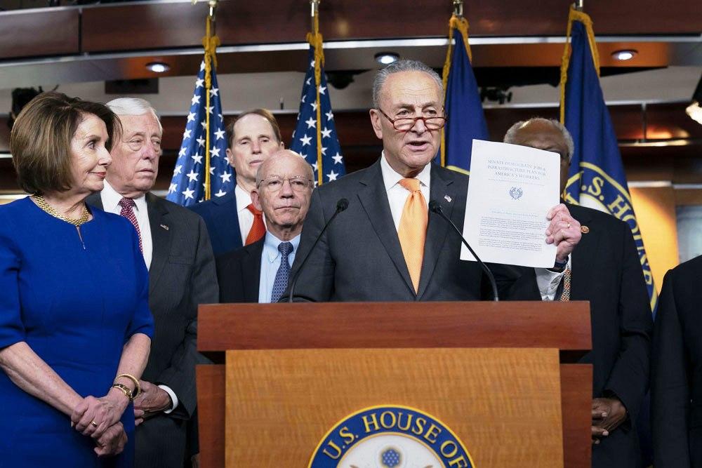 ترامب يقاوم حملة ديمقراطية لعزله