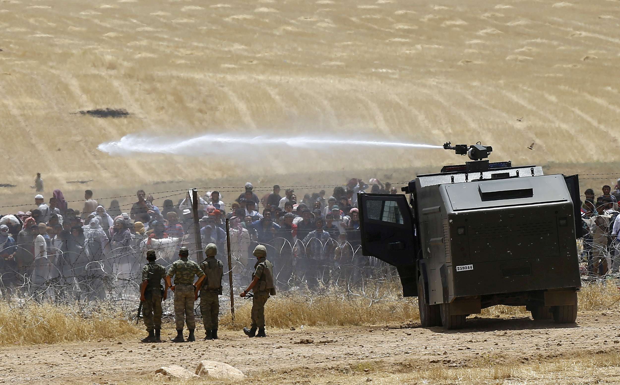 تركيا لا توفر جهدا في قمع النازحين السوريين