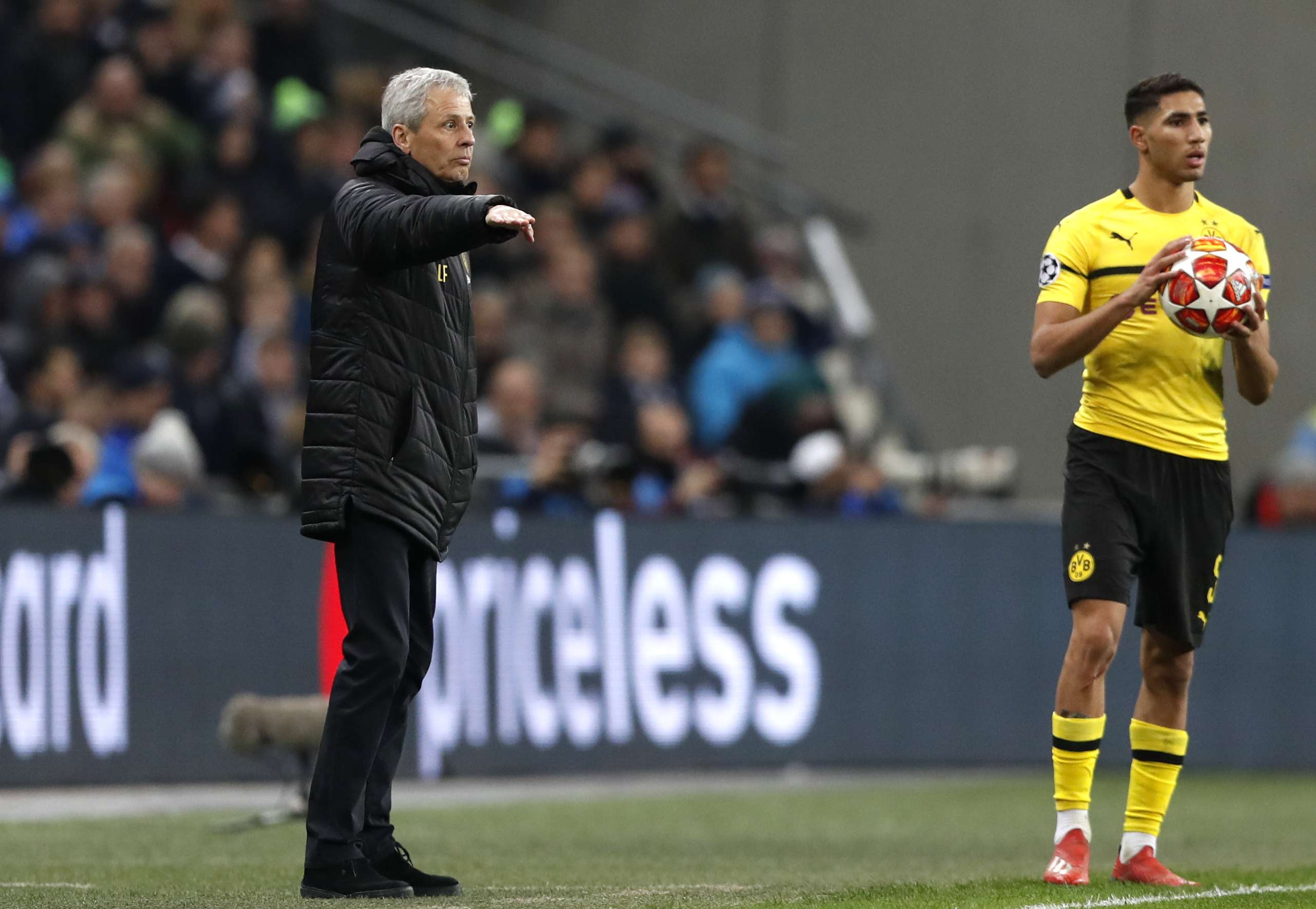 أشرف حكيمي والسويسري لوسيان فافر 