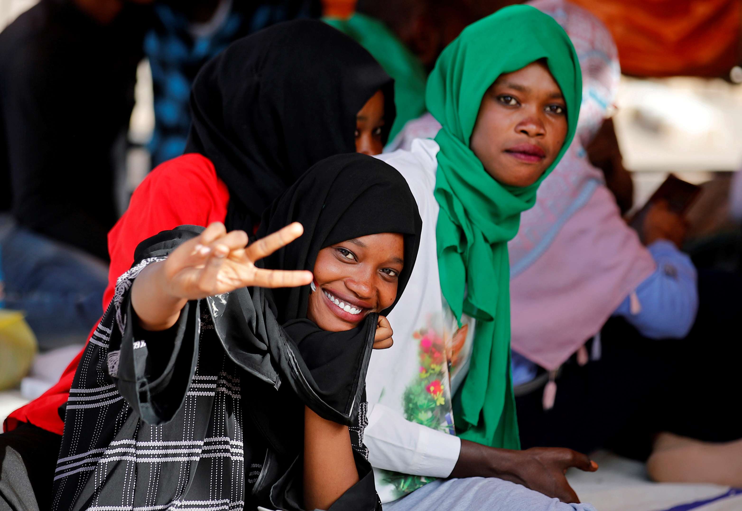 امرأة سودانية ترفع شارة النصر