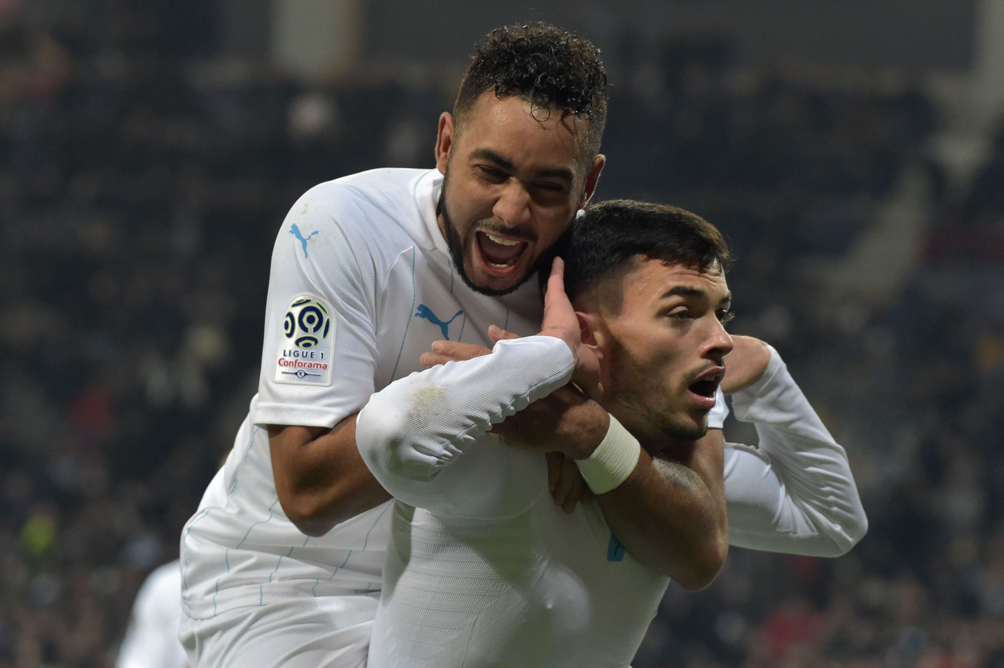 مهاجم مرسيليا الصربي نيمانيا رادونيتش (يمين) لواعب خط وسط مرسيليا الفرنسي ديميتري باييت