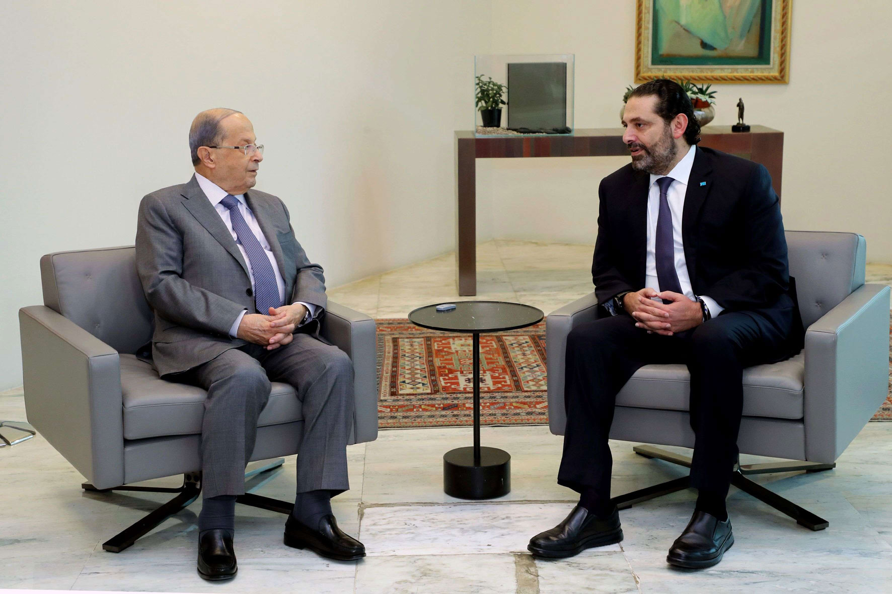 الرئيس اللبناني المستقيل سعد الحريري في اجتماع مع رئيس الوزراء المستقيل ميشال عون