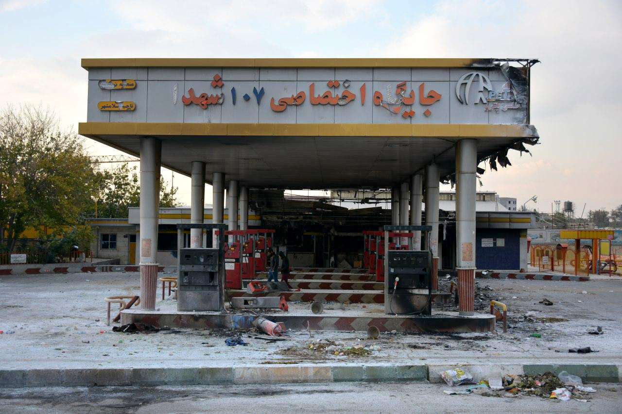 البنزين أشعل الاحتجاجات المطالبة بإسقاط النظام