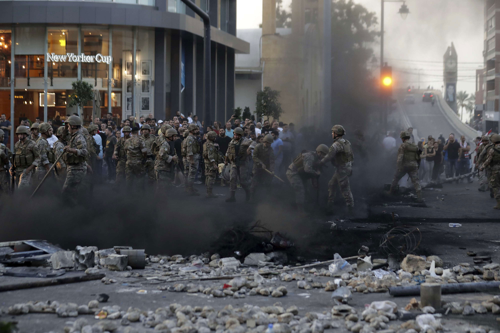 الجيش اللبناني يفتح طرقات بالقوة في بيروت كان قد أغلقها المحتجون