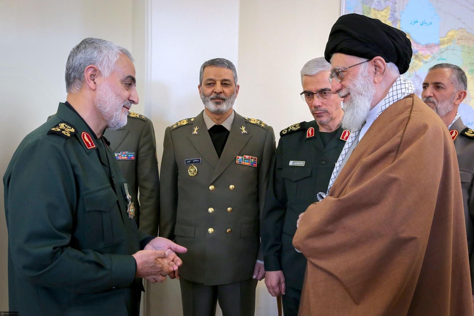 المرشد الاعلى الايراني علي خامنئي وقادة الحرس الثوري