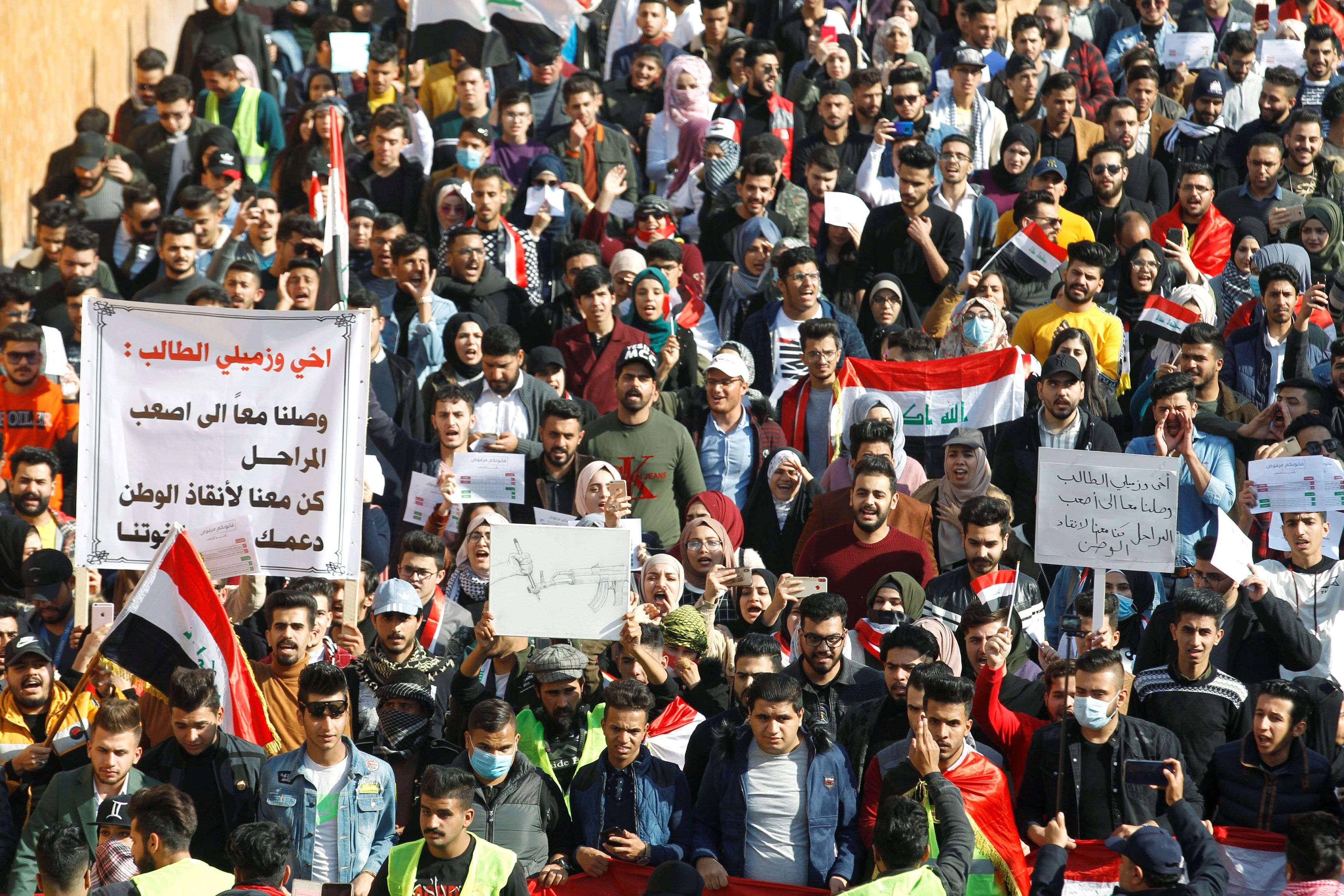 العراقيون يغلقون جسورا وشوارع رئيسية في عدة مدن