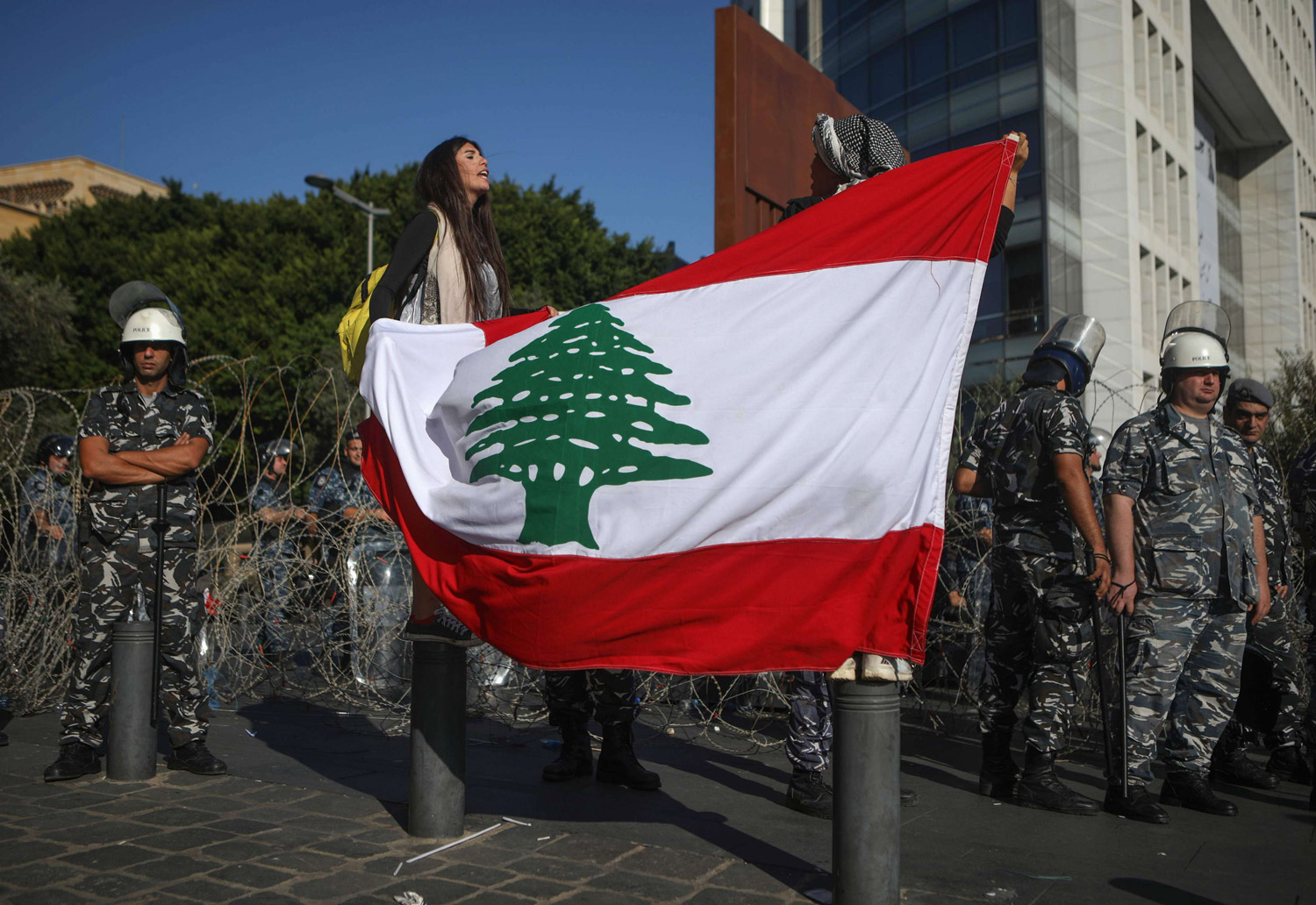 المحتجون يطالبون النواب بتسمية شخصية مستقلة تحظى بثقتهم 