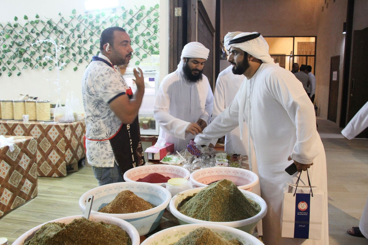 تجار في مهرجان الظفرة