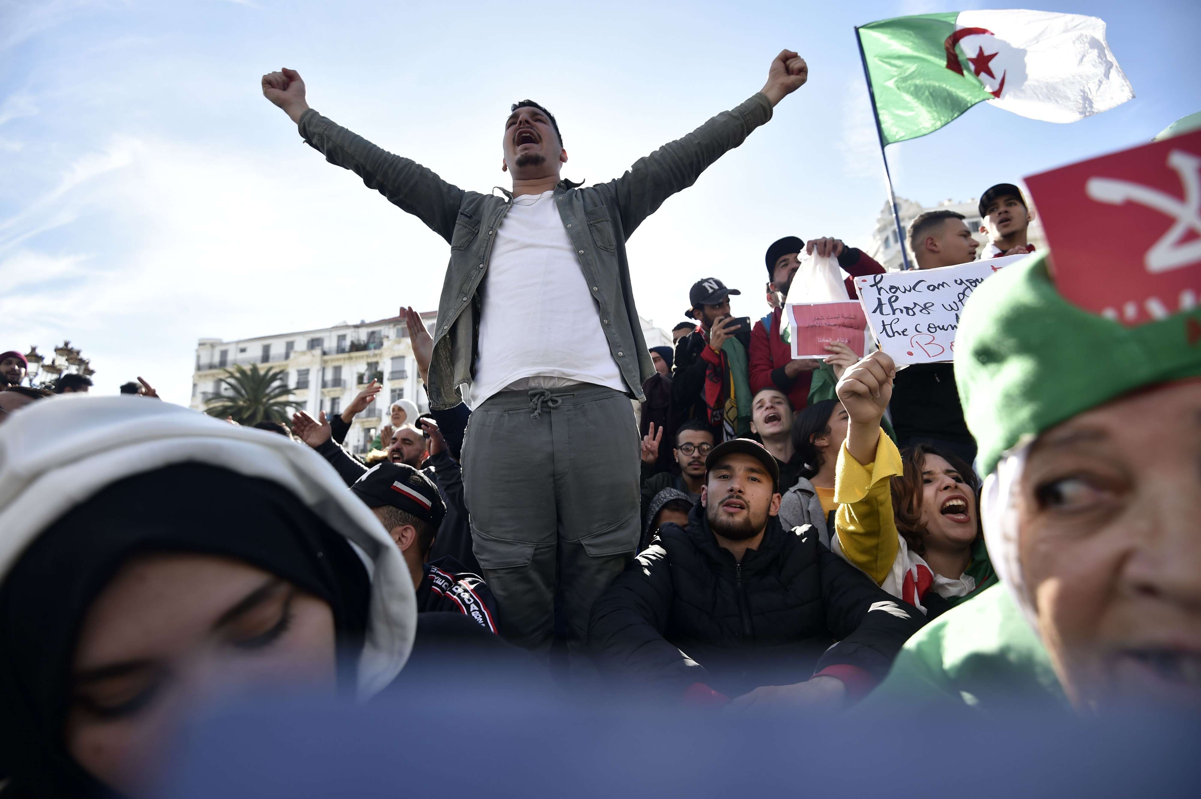 الحشود الهائلة في الشارع تظهر اتساع نطاق الرفض