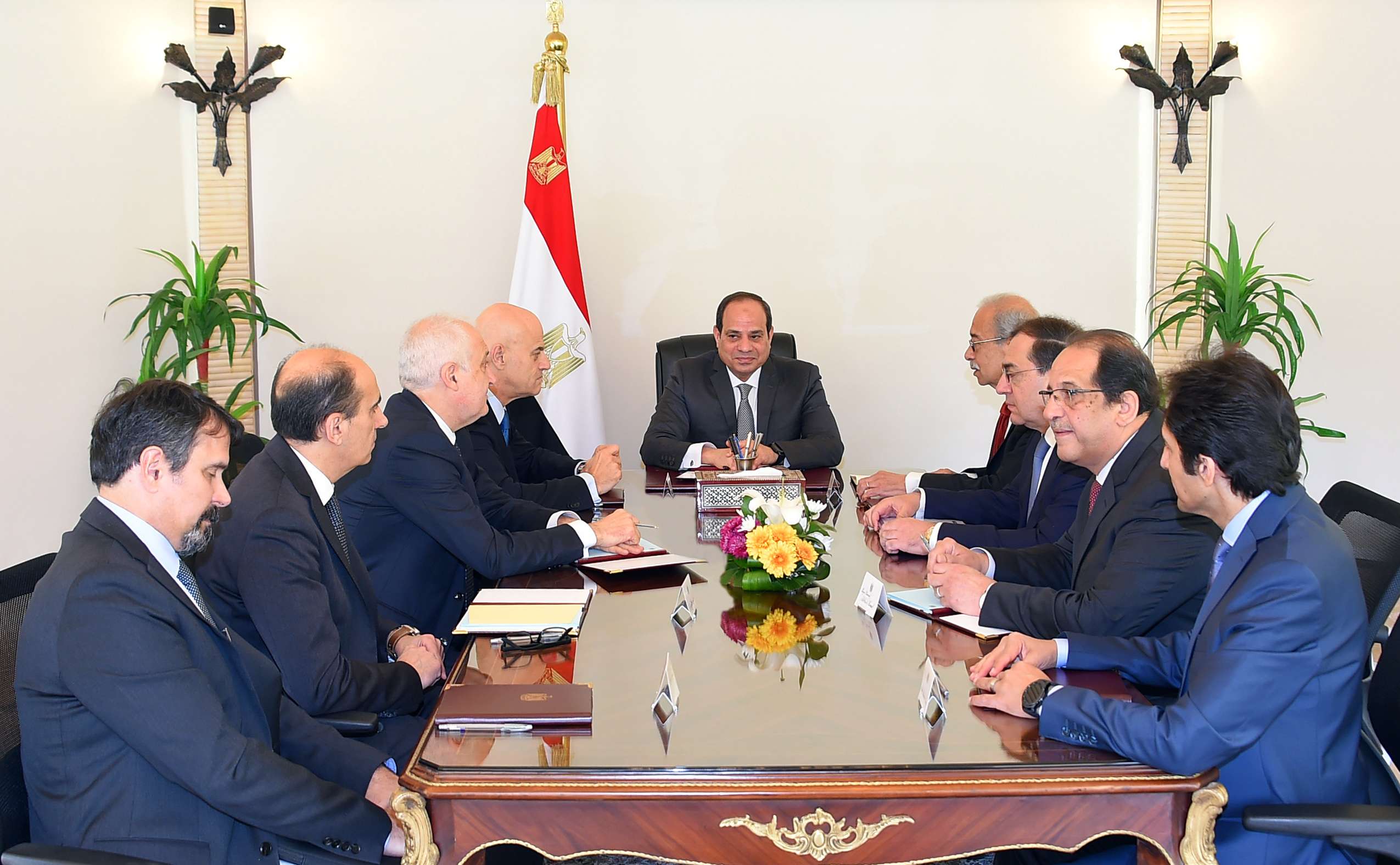 Egyptian President Abdel Fattah al-Sisi (C) meeting with Eni CEU Claudio Descalzi (top L) in Cairo, January 16
