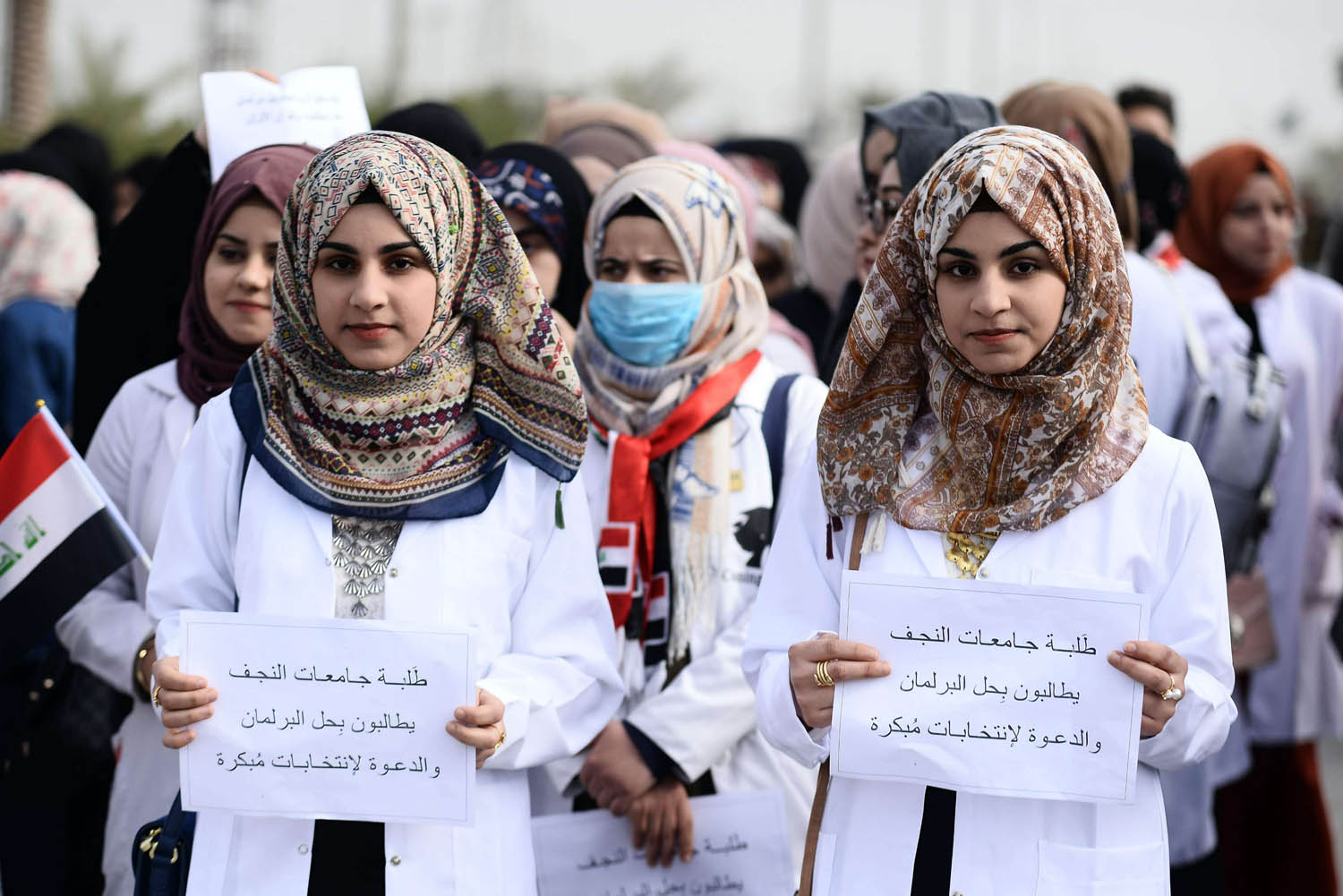 عراقيات يتظاهرن في النجف ضد النظام السياسي
