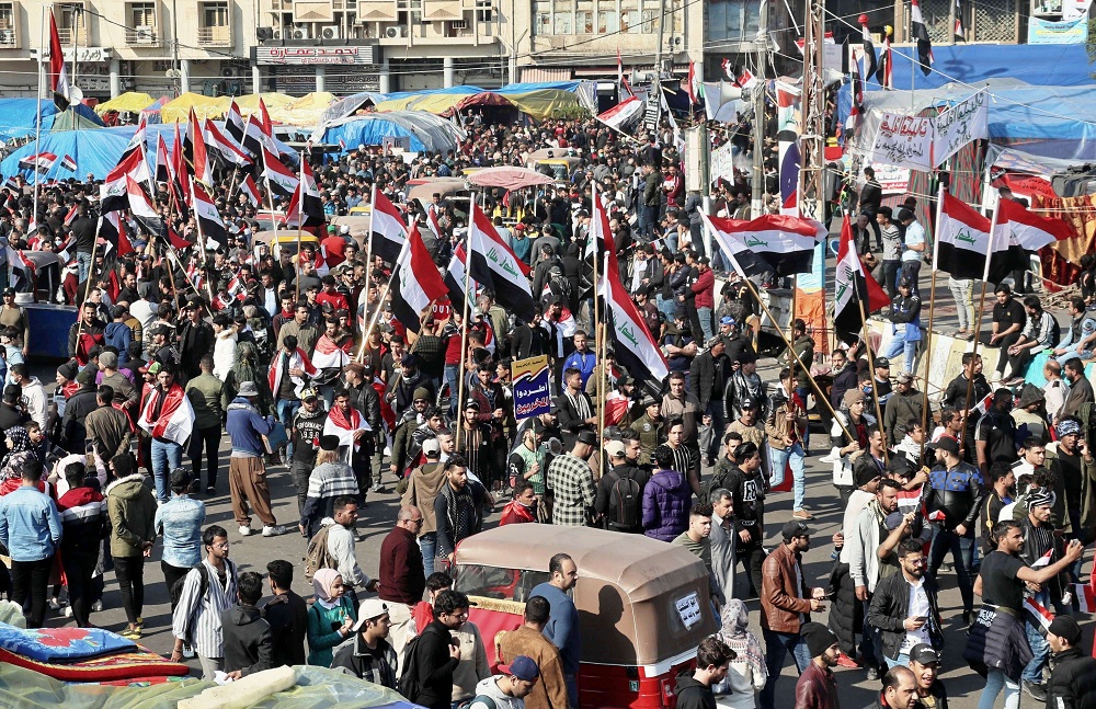 العراقيون متمسكون برحيل الطبقة السياسية الفاسدة وبكبح نفوذ إيران