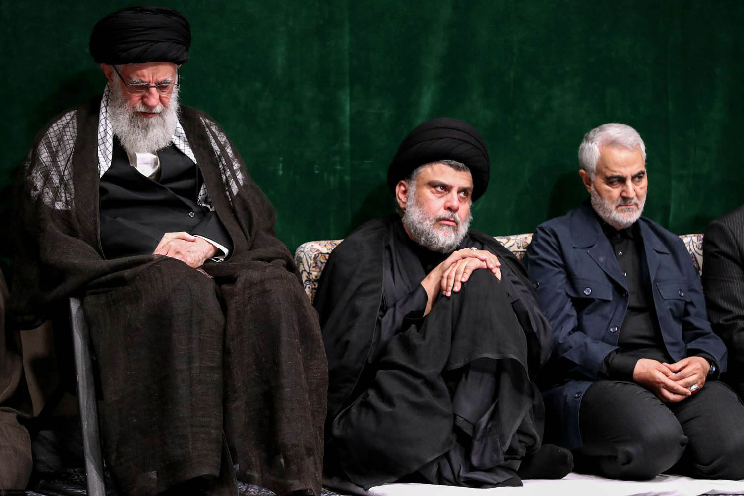 مقتدى الصدر يتوسط المرشد الأعلى علي خامنئي وقائد فيلق القدس قاسم سليماني