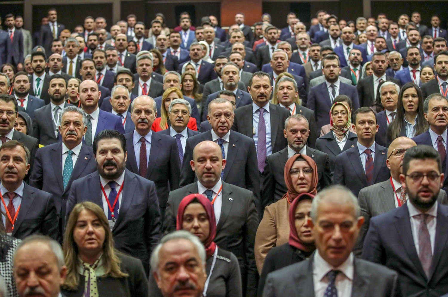 الرئيس التركي رجب طيب اردوغان وسط اعضاء حزبه تمهيدا لاعلان ارسال القوات إلى ليبيا
