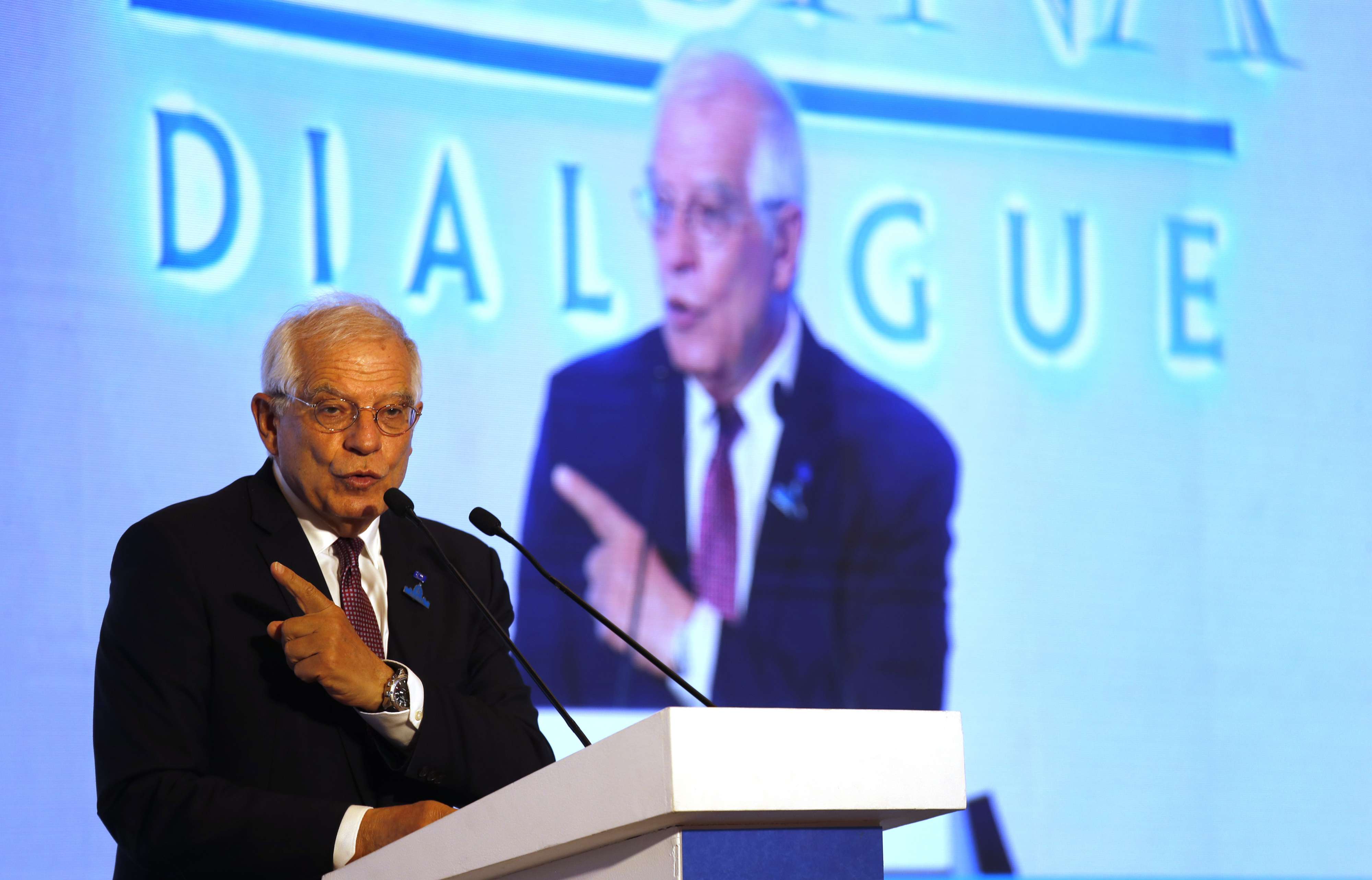 جوزيب بوريل كبير الدبلوماسيين في الاتحاد الأوروبي