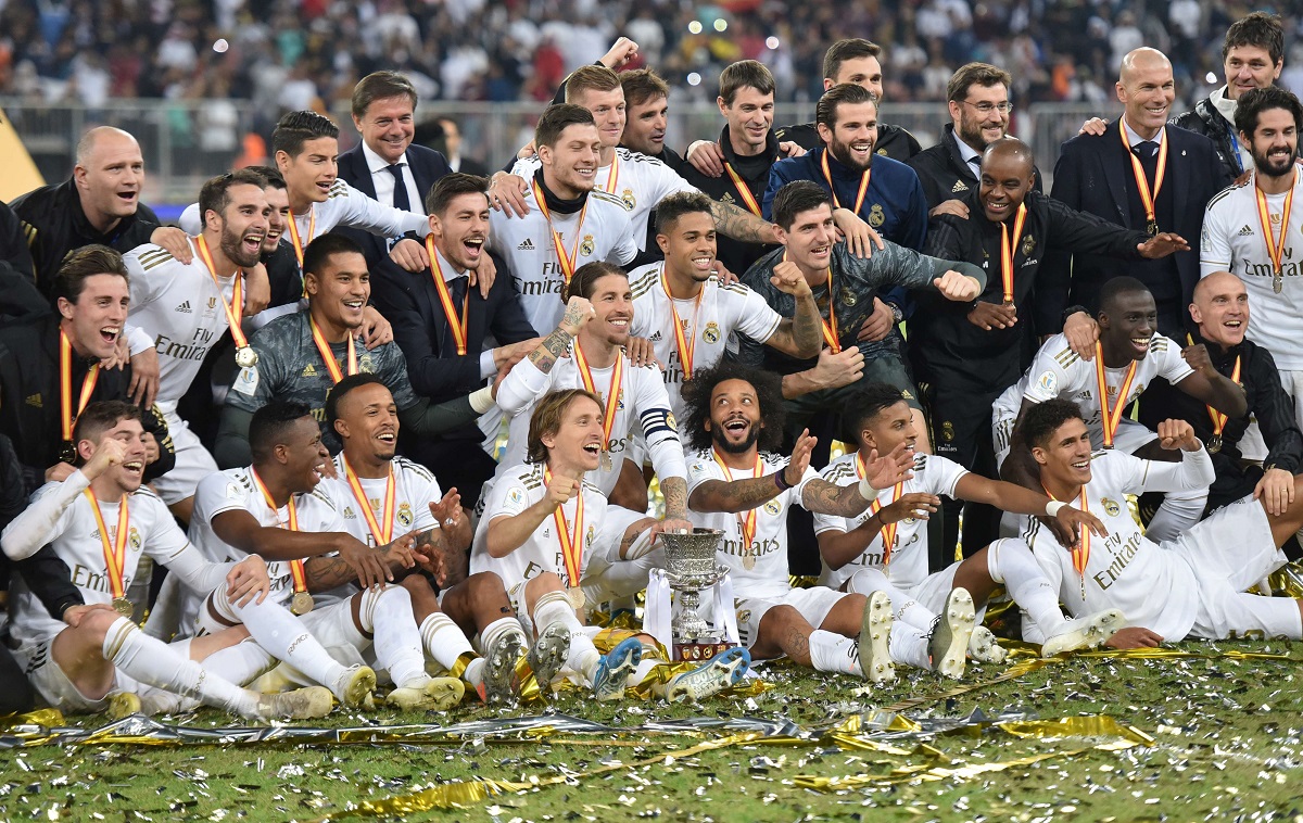 اعضاء ريال مدريد يحتفلون بالفوز بكأس السوبر الاسبانية