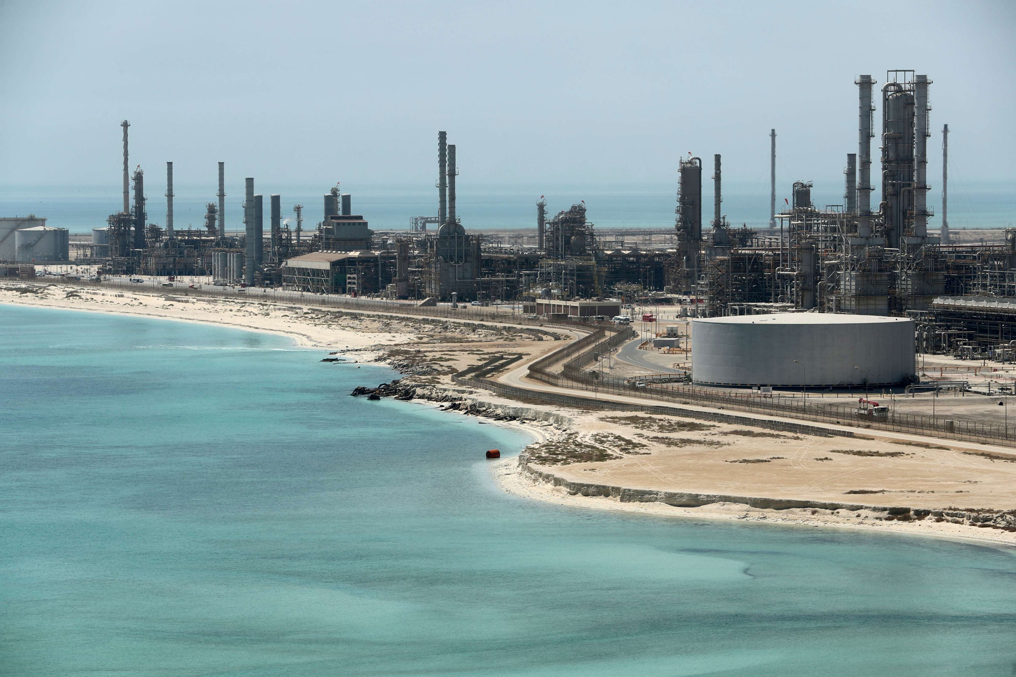 الرياض وواشنطن اتهمتا في السابق إيران باستهدف منشأتين لأرامكو ما تسبب في توقف نصف انتاج المملكة من الخام لأيام