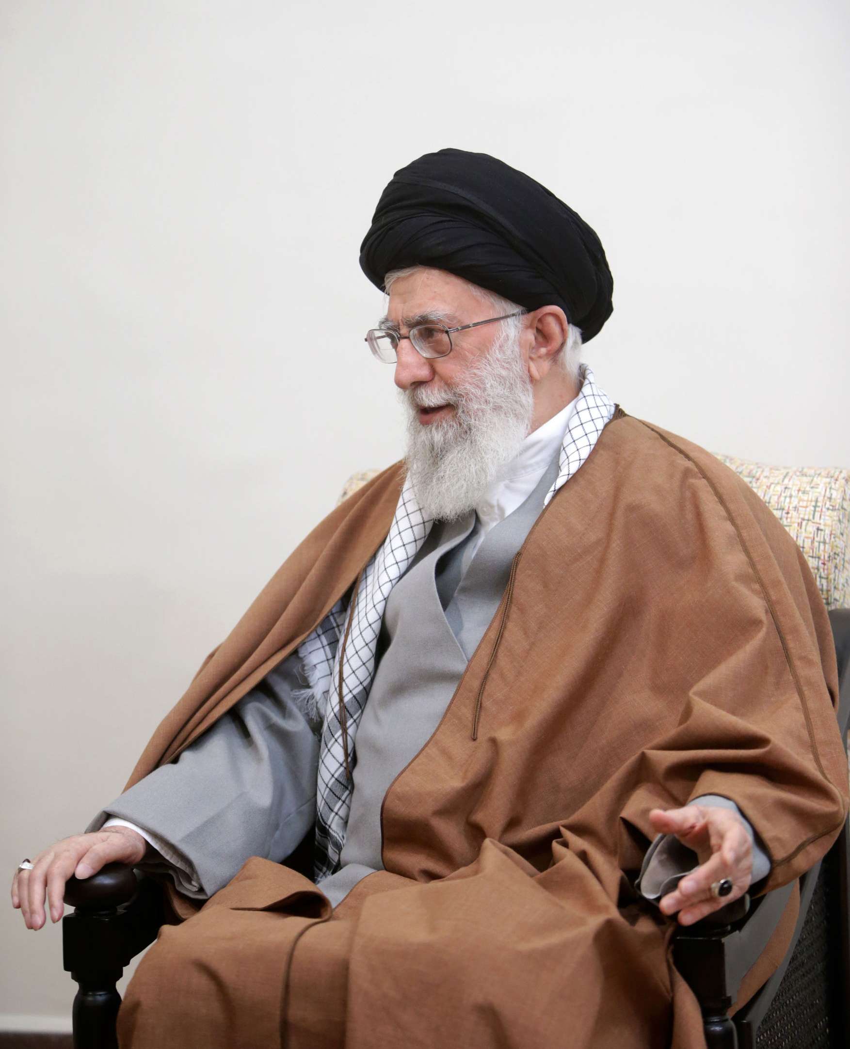 أزمات متواترة تربك النظام الايراني وتنزع عن خامنئي هالة القداسة