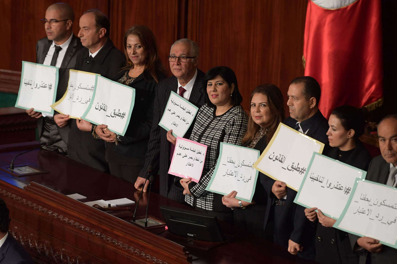 البرلمانية عبير موسي تتوسط برلمانيين تونسيين يطالبون بمحاسبة رئيس البرلمان راشد الغنوشي