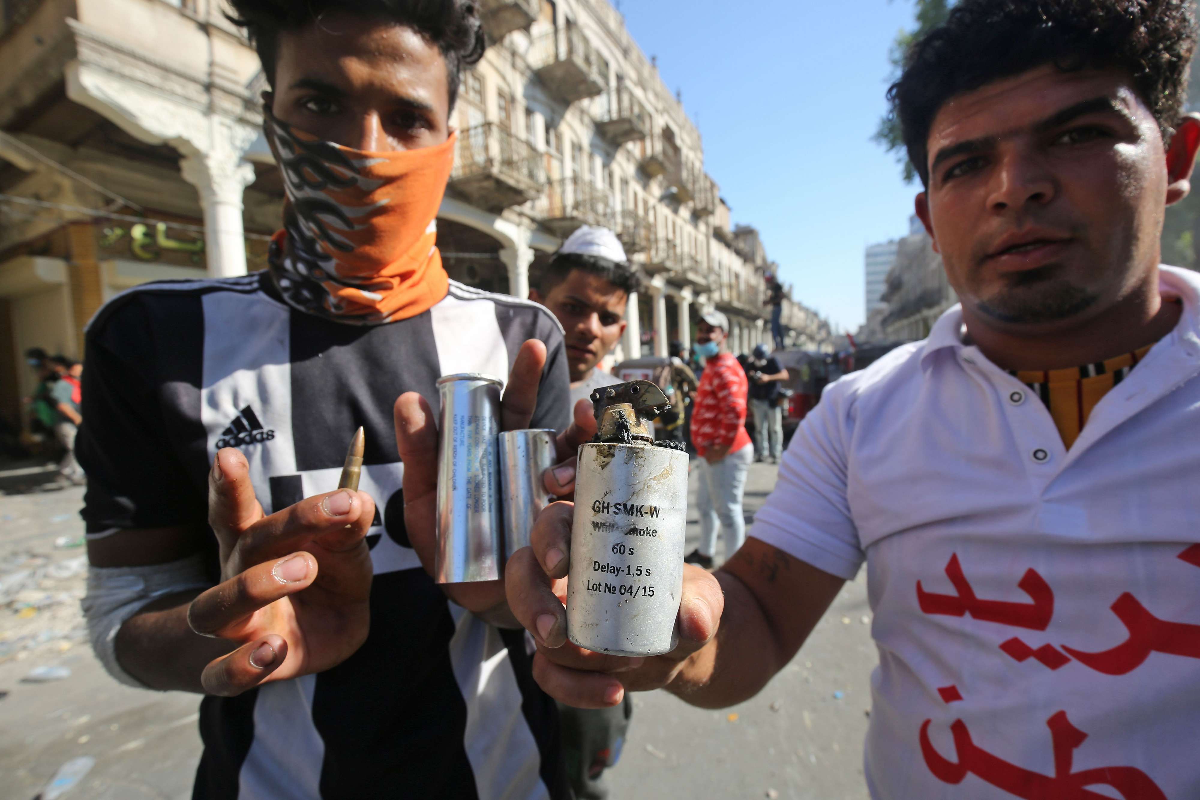 المحتجون تعرضوا لهجمات فتاكة بقنابل غاز ايرانية الصنع