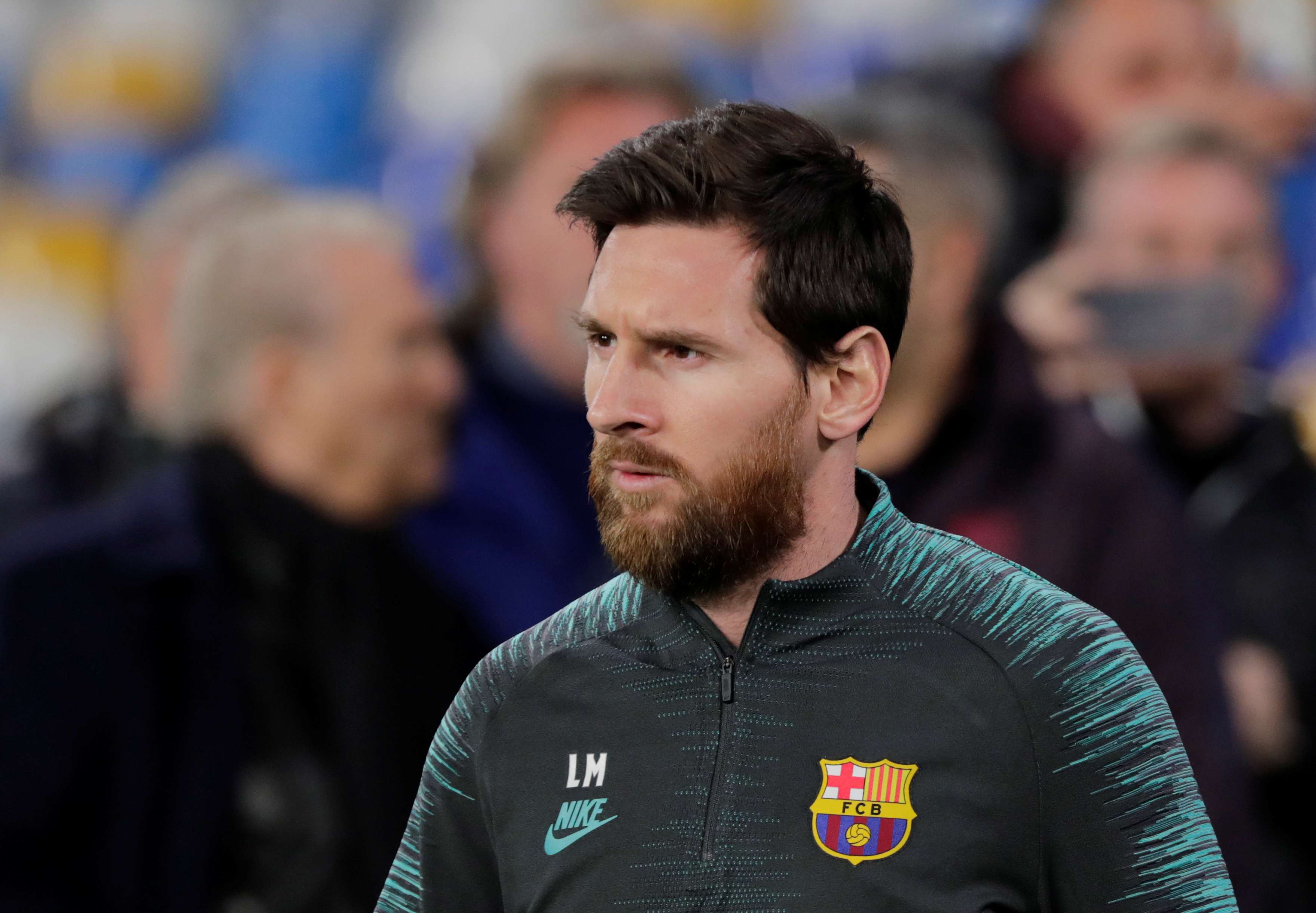 ميسي وزملاءه في برشلونة يخضعون لفحوص طبية لدى وصولهم الى نابولي
