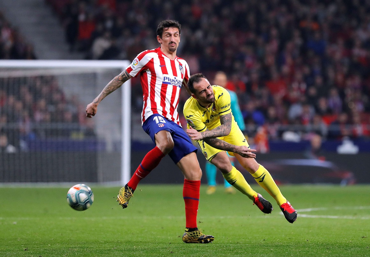 اللاعب باكو ألكاسير من فياريال وستيفان ريويرتس من أتلتيكو مدريد في مباراة الأحد