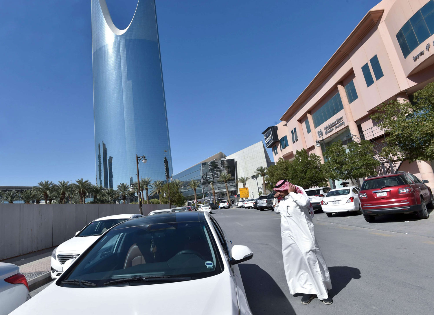 سعودي امام سيارته